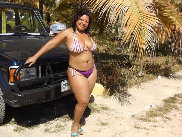 Esposa de corno exhibiendose en la playa. bbw flashing wife
 #95256046