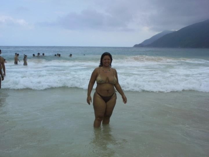 Esposa de corno exhibiendose en la playa. BBW flashing wife #95256106