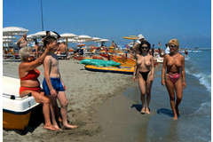 Topless en la playa doble
 #105530604