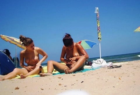 Topless en la playa doble
 #105530610