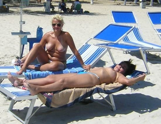 Topless en la playa doble
 #105530637