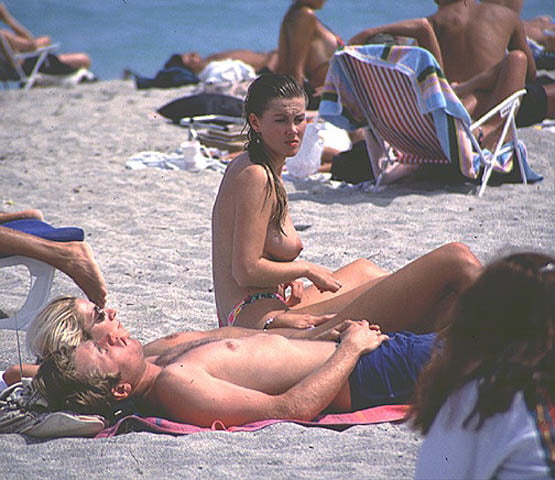 Topless en la playa doble
 #105530719
