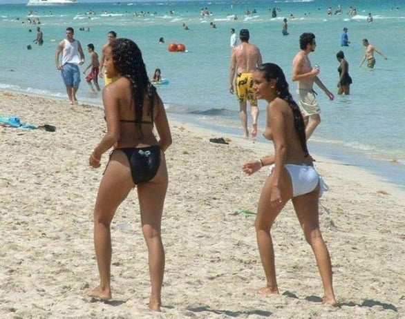 Topless sur la plage double
 #105530725