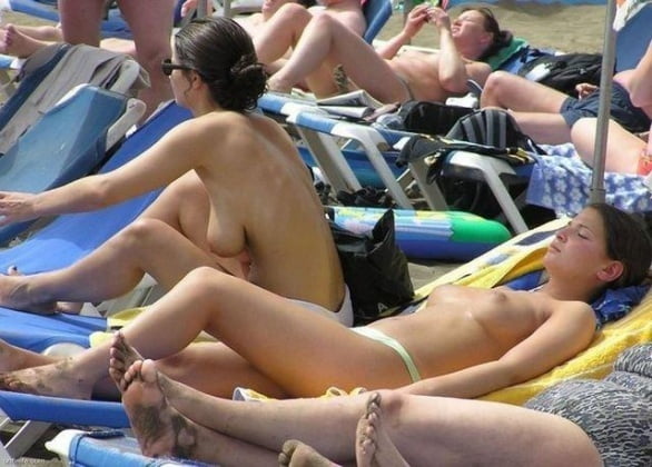 Topless sur la plage double
 #105530734