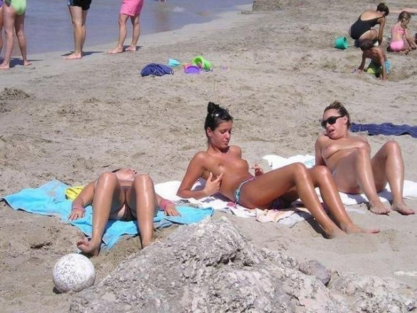 Topless en la playa doble
 #105530746