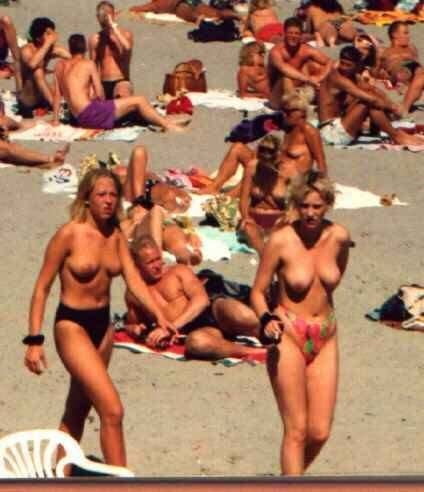 Topless sur la plage double
 #105530884