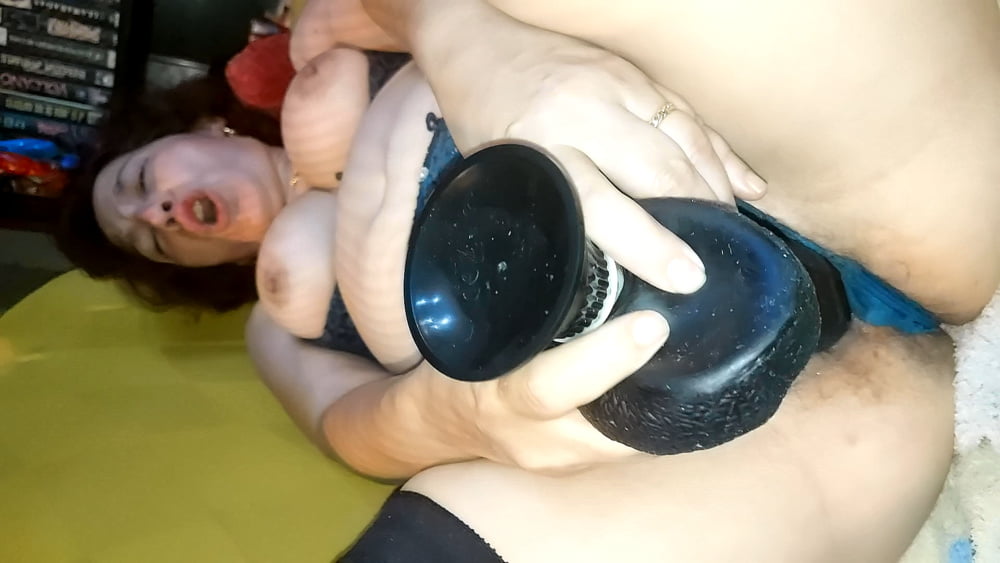 Emily orgasmi multipli con il mio dildo nero mostro squirting
 #88427294