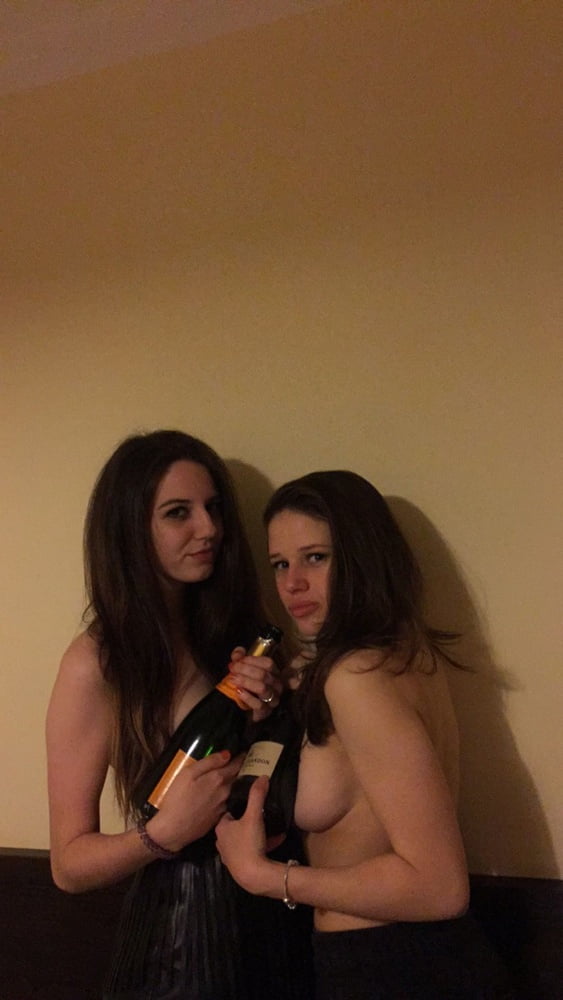 Perfekte Titten Selfie Schlampe
 #79980177