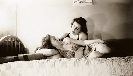lesbos d&#039;hier et d&#039;avant-hier #82349489
