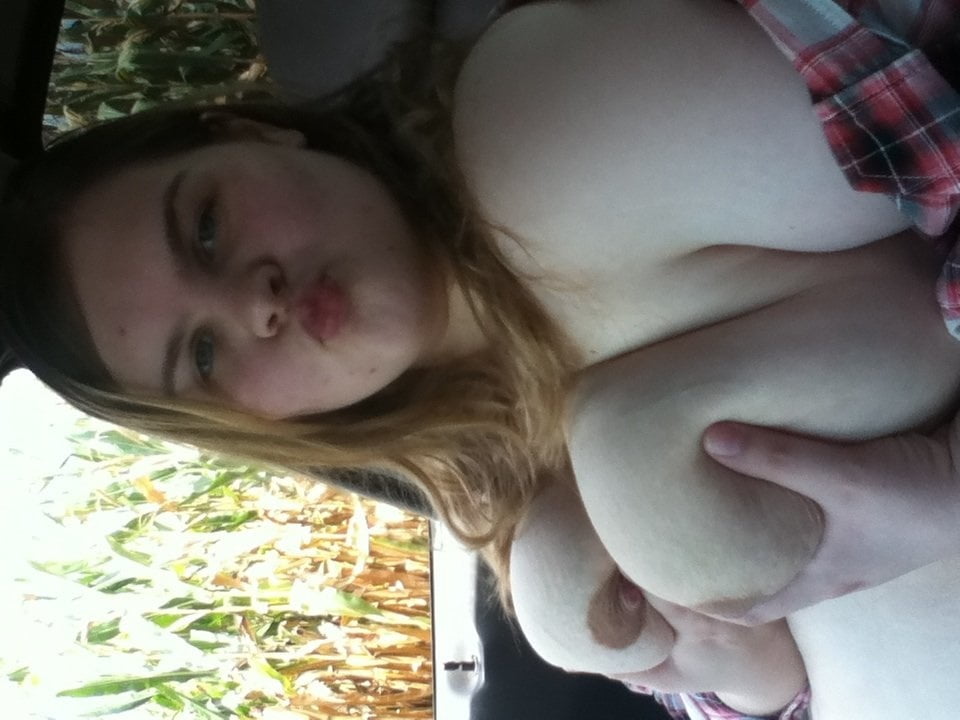 Le plaisir de montrer mes seins dans la voiture
 #106631607