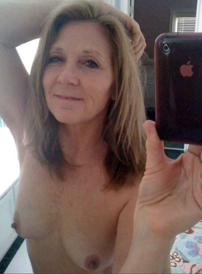 Mama nimmt ein Selfie
 #103497860