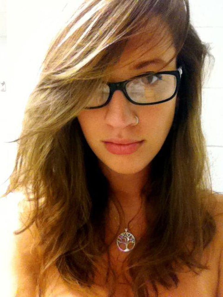 Morena belleza nerd no es realmente shy....
 #93237993