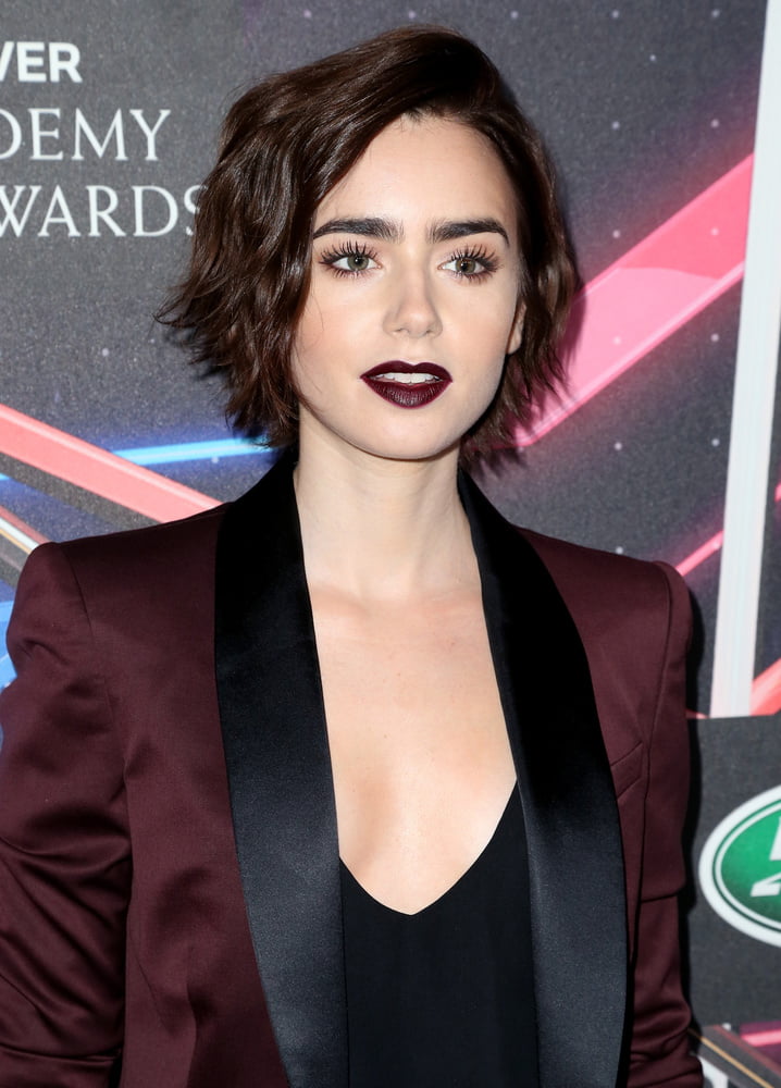 Lily Collins est belle
 #104681339