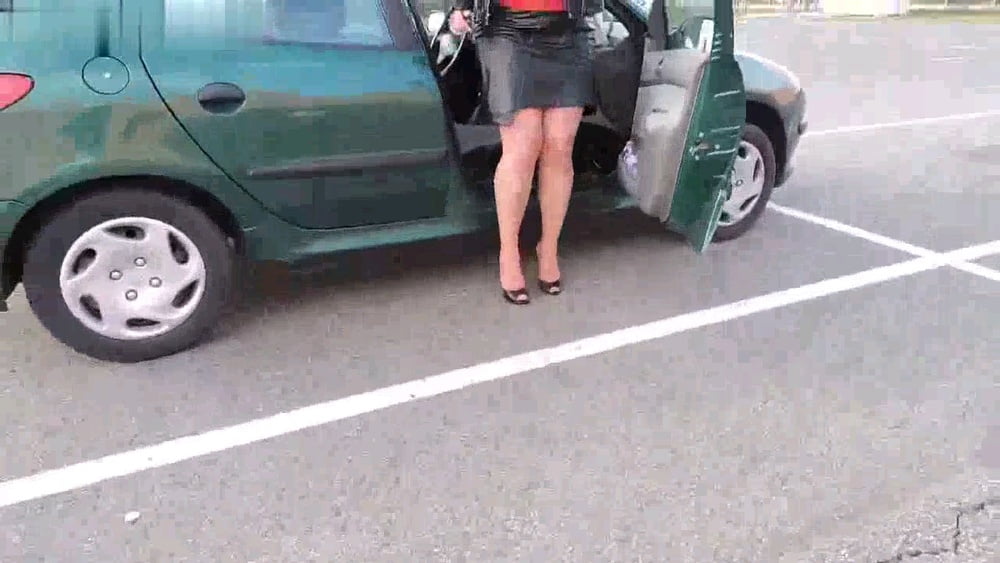 Faccio la vacca davanti a un supermercato a Vigevano #82404162