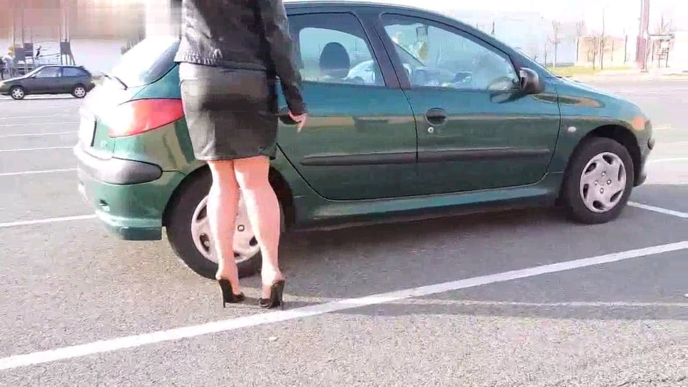Faccio la vacca davanti a un supermercato a Vigevano #82404711