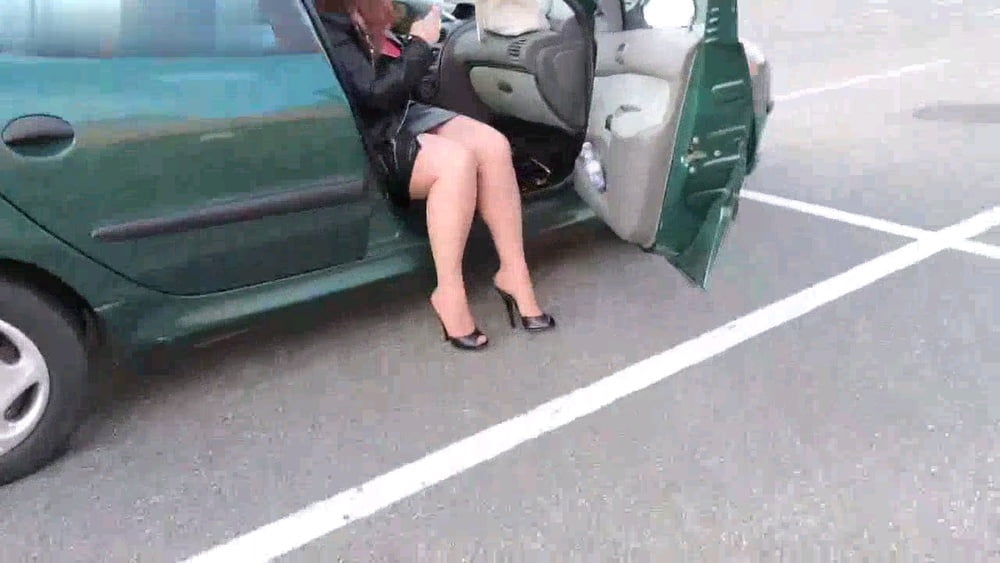 Faccio la vacca davanti a un supermercato a Vigevano #82404941