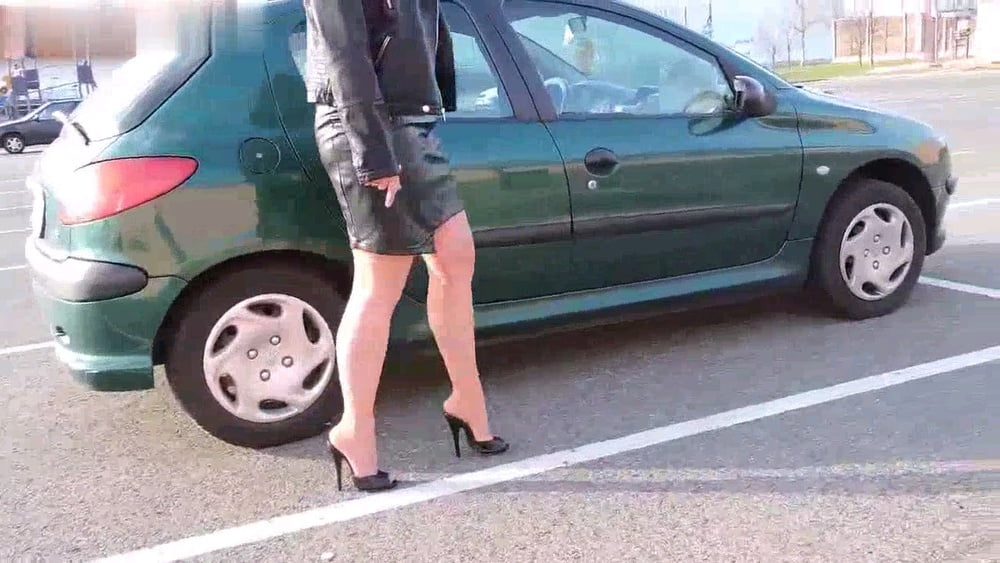Faccio la vacca davanti a un supermercato a Vigevano #82405008
