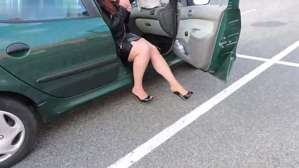 Faccio la vacca davanti a un supermercato a Vigevano #82405179