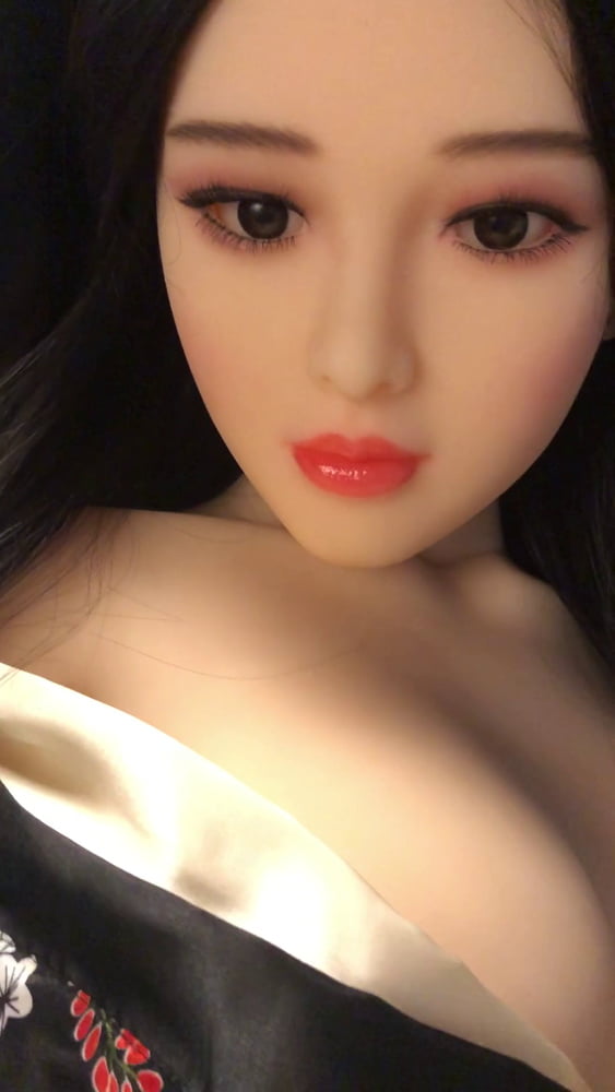 Wunderschöne asiatische Sexpuppe Striptease vor gefickt werden
 #92608888