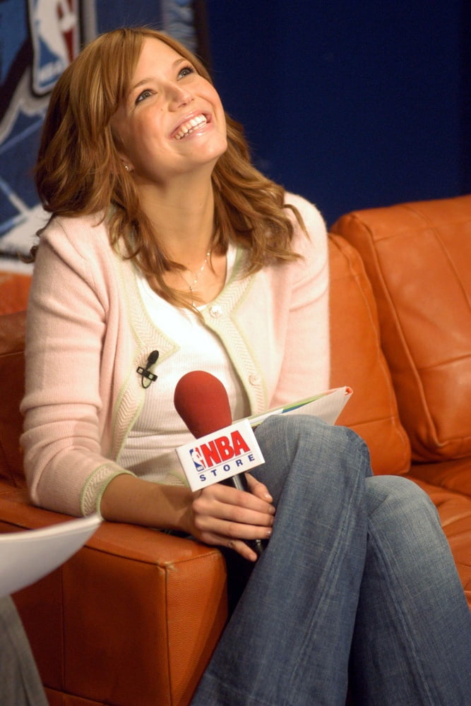 Mandy Moore - NBA Store Reading Timeout (6 January 2004) #81996371
