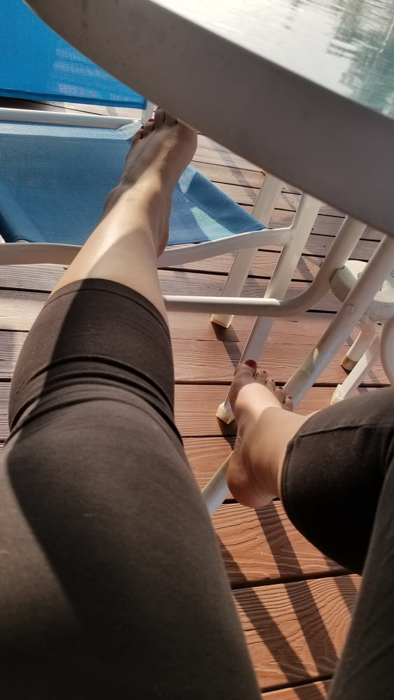 Roundup sexy Milf, Mama, Füße, Beine, große natürliche Titten
 #106594634