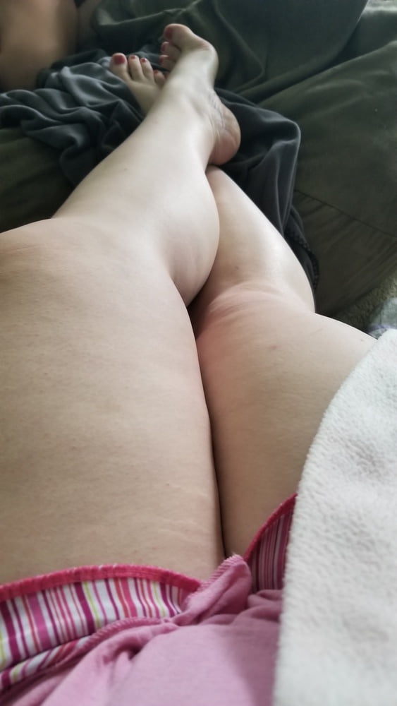 Roundup sexy milf, maman, pieds, jambes, gros seins naturels
 #106594643