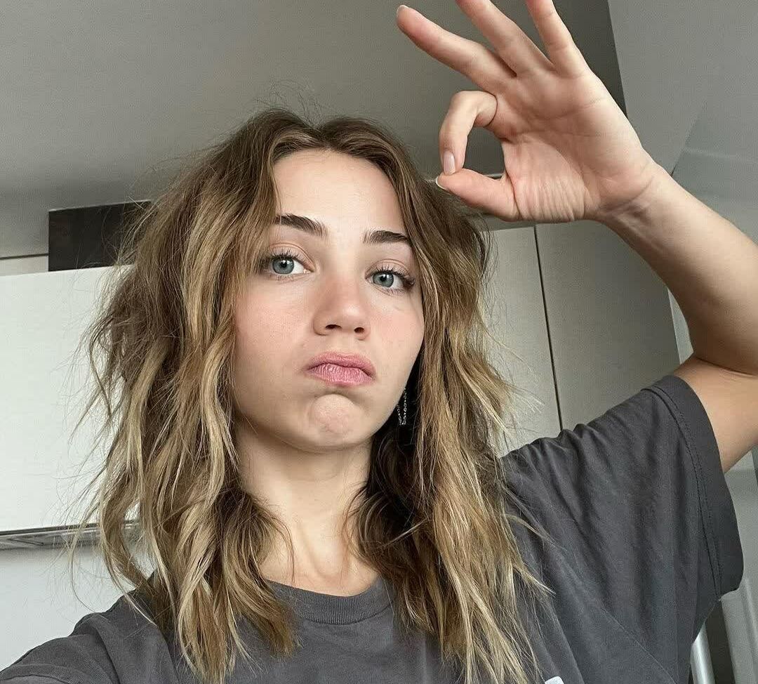 Emily Rudd nude #109330701