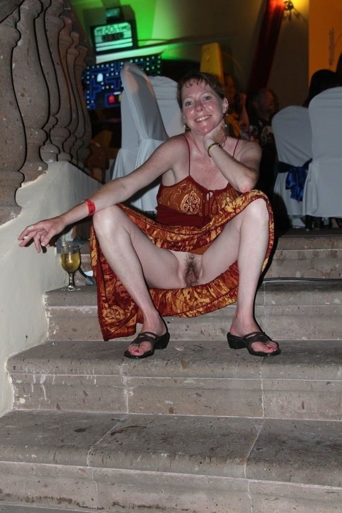 露出した妻たち 18
 #93000124