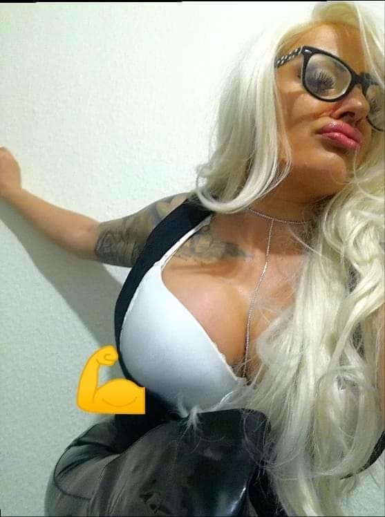 To je milfara
 #81925815