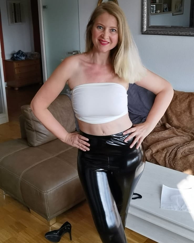 Curvy amateur MILF Sandra in hot nylon legs #99571776