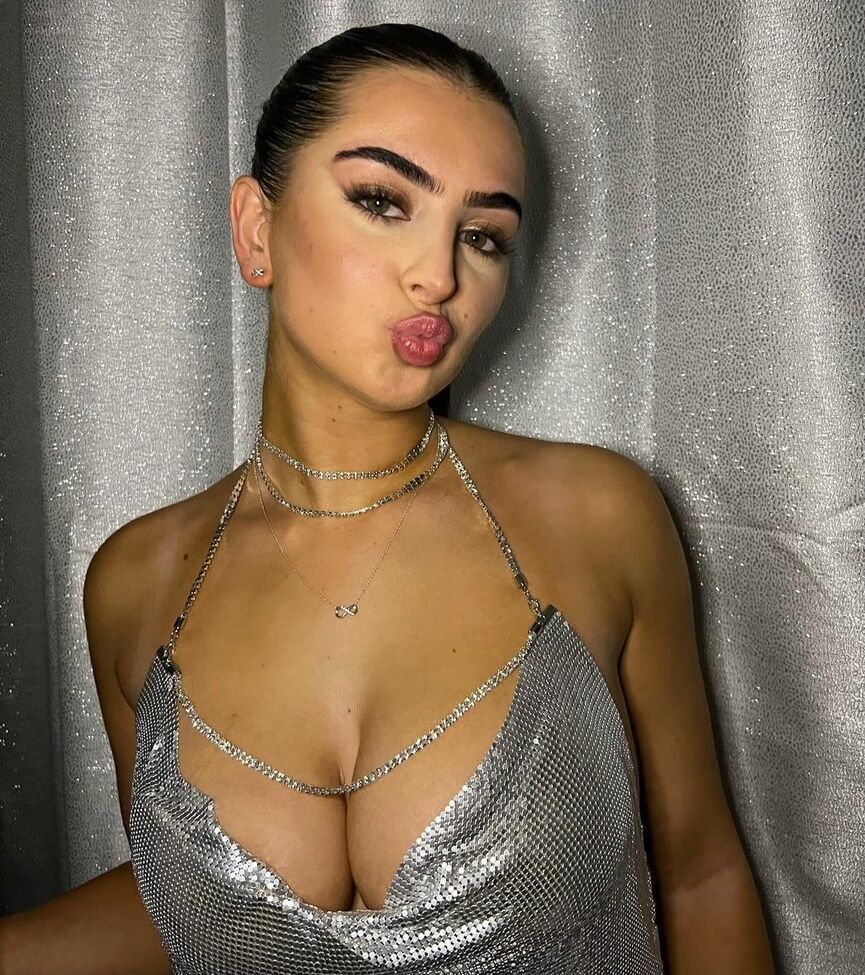 Diana Lapo desnuda #108147646