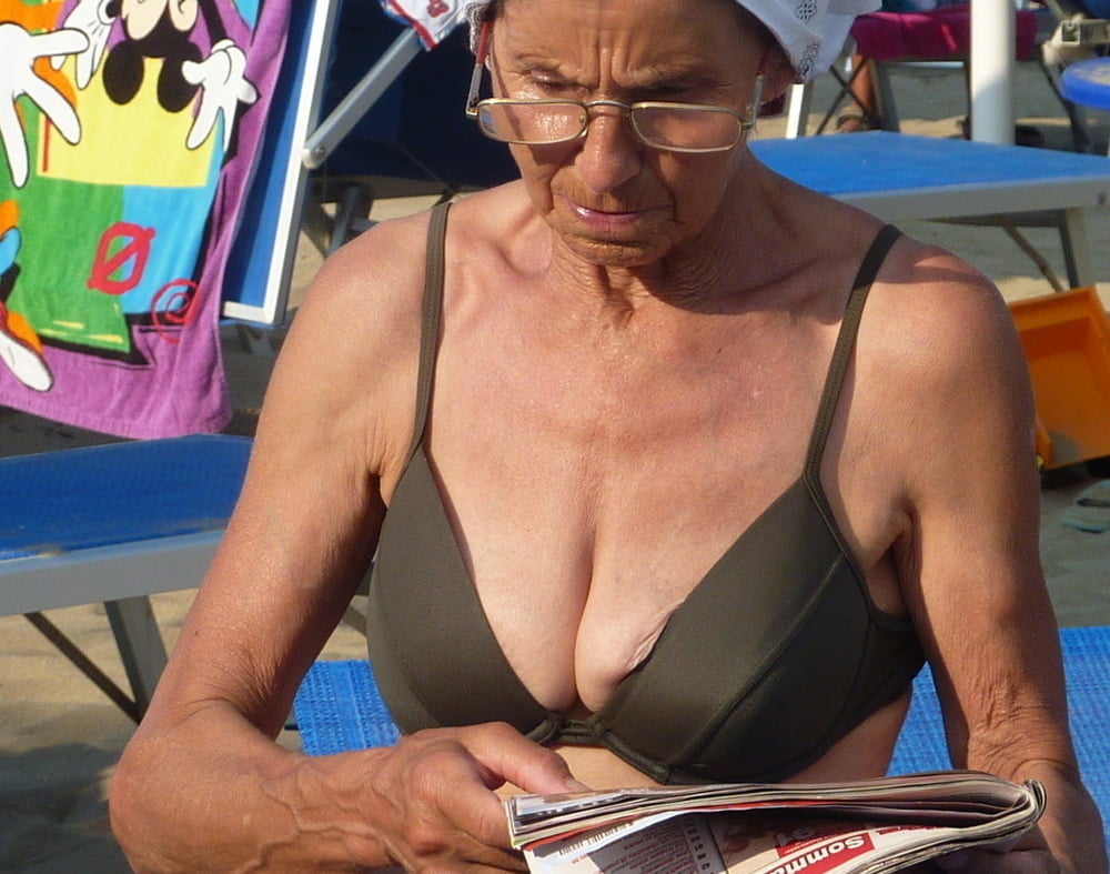 Muttis im Strandoutfit #92529309