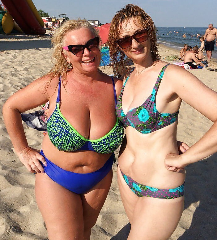 Muttis im Strandoutfit #92529324