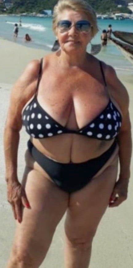 Muttis im Strandoutfit #92529334