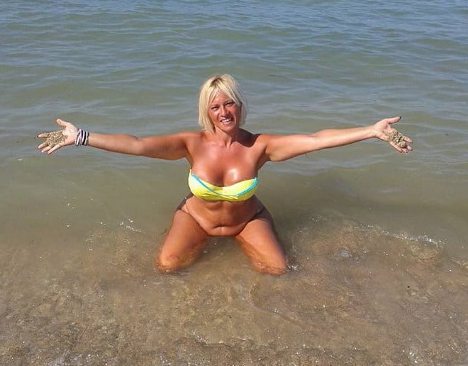 Muttis im Strandoutfit #92529336