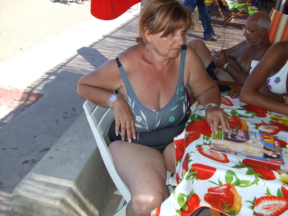 Muttis im Strandoutfit #92529346