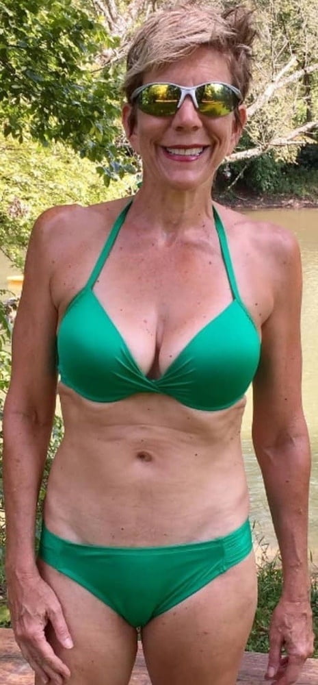 Muttis im Strandoutfit #92529394