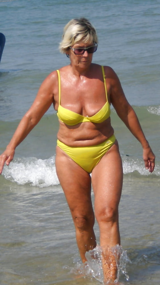 Muttis im Strandoutfit #92529476