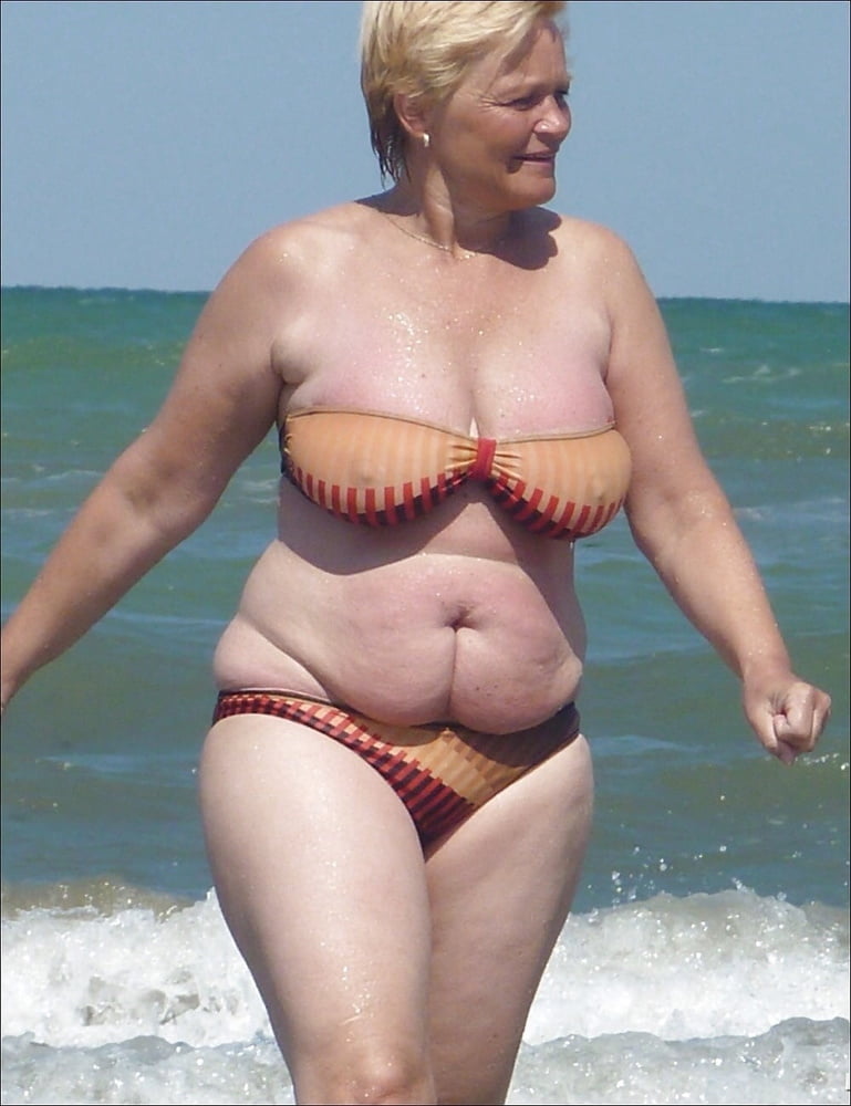 Muttis im Strandoutfit #92529536