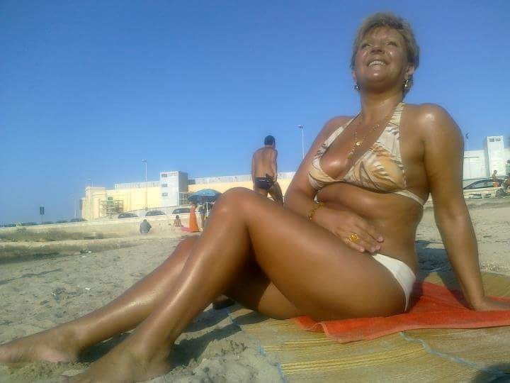 Muttis im Strandoutfit #92529574