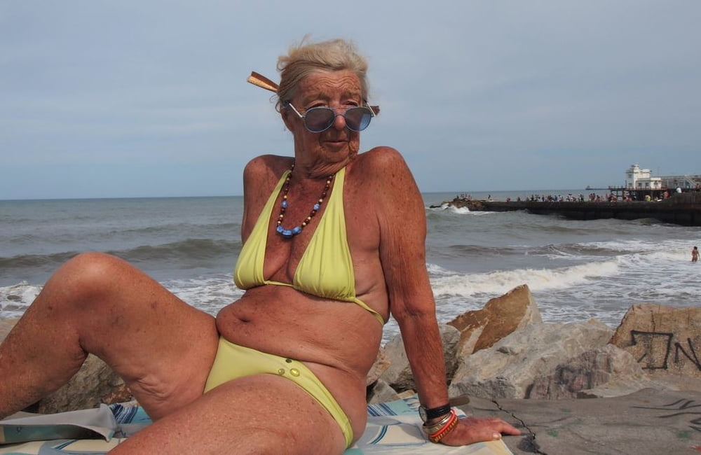 Muttis im Strandoutfit #92529586