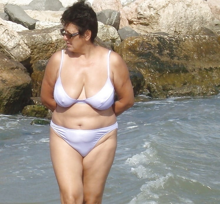 Muttis im Strandoutfit #92529588