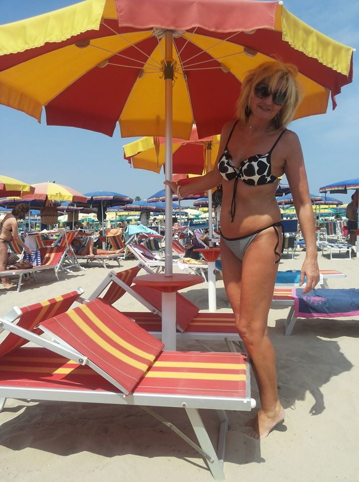 Muttis im Strandoutfit #92529591