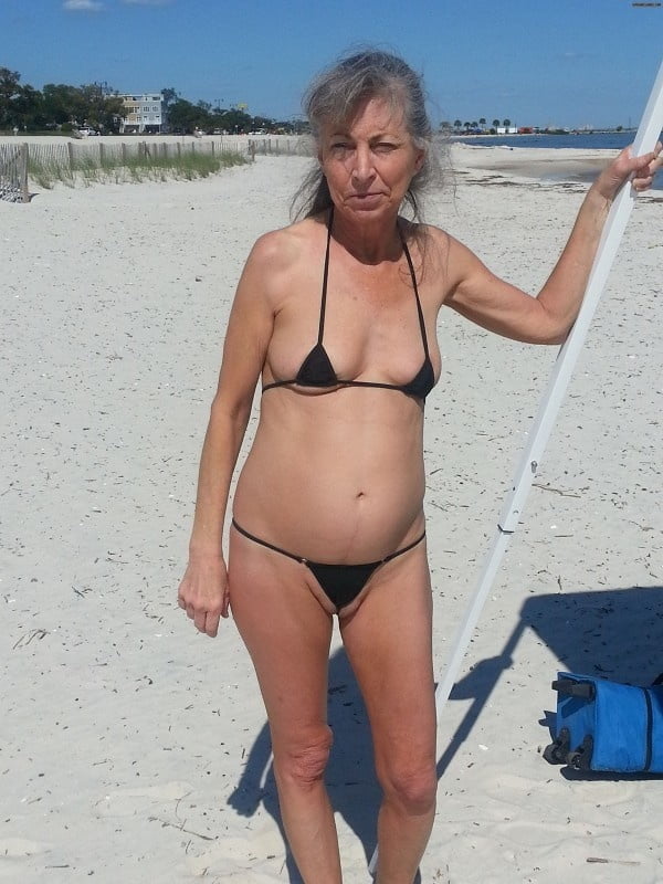 Muttis im Strandoutfit #92529614