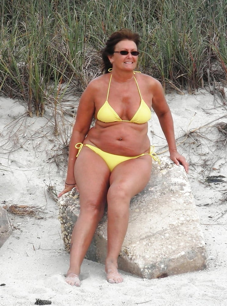 Muttis im Strandoutfit #92529631