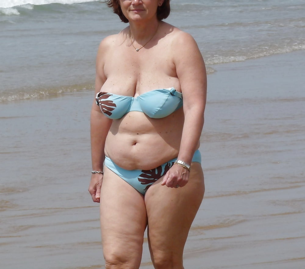 Muttis im Strandoutfit #92529722