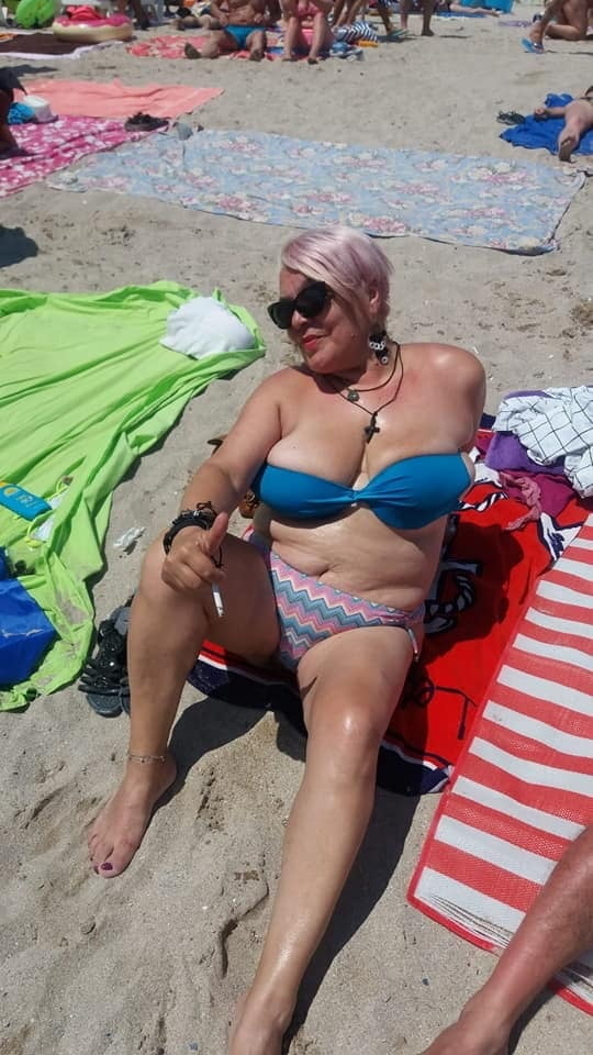 Muttis im Strandoutfit #92529737