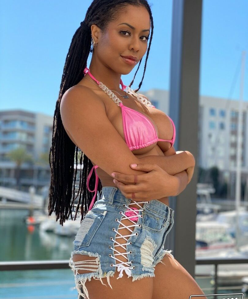 Kira Noir desnuda #109710498