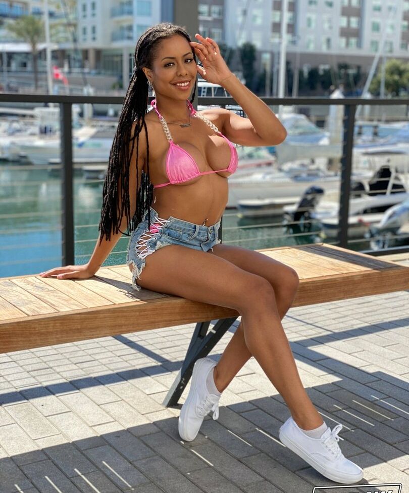 Kira Noir desnuda #109710500