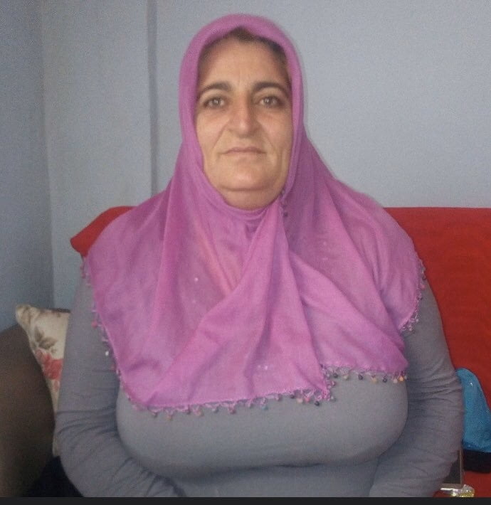 Türkische muslimische hijab reifen - große Titten Oma (non-porn)
 #81859273